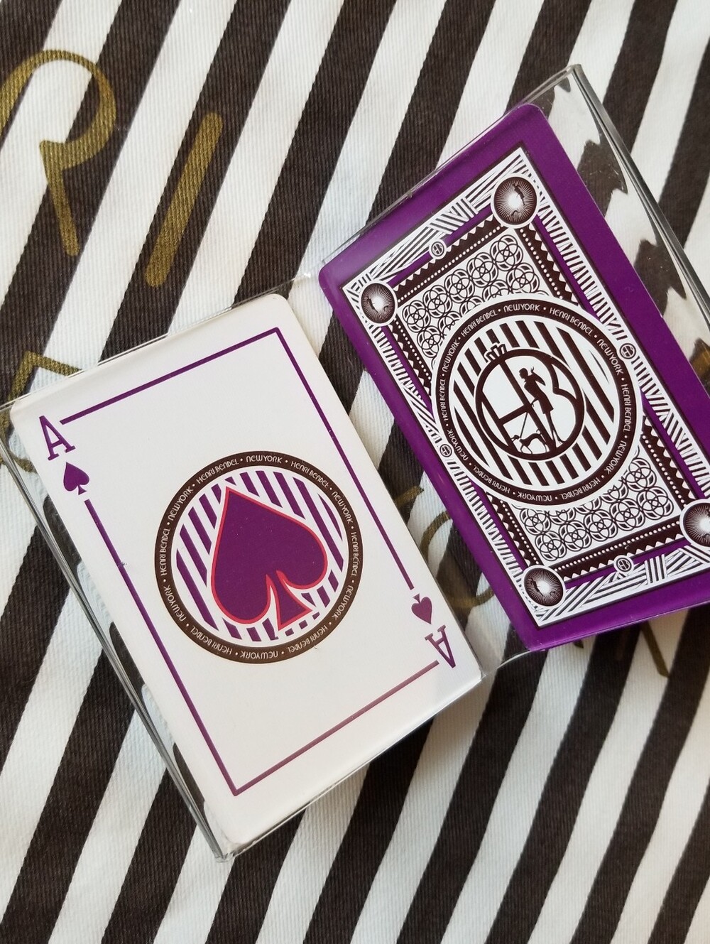 ❗Henri Bendel Playing Cards in Acrylic Display Purple White❗